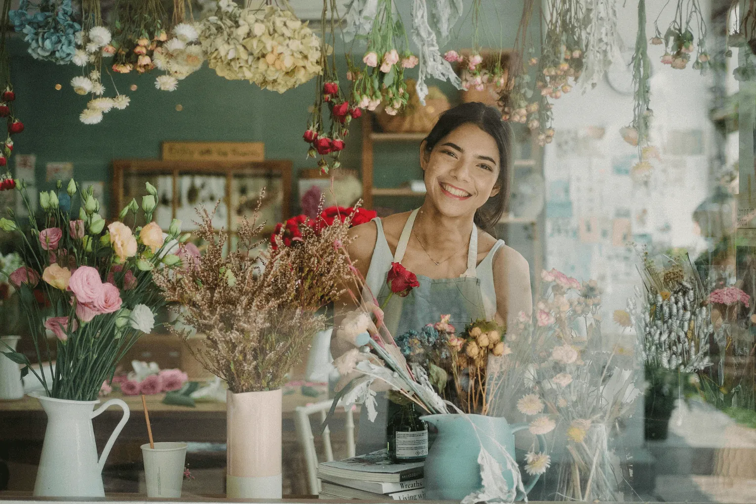 Come allestire una vetrina di fiori: guida completa per fioristi